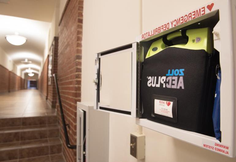 安装在走廊墙上的AED紧急除颤器